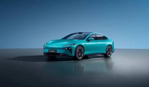 被动安全细节揭秘:车身钢材与电池包防护技术解析,规避安全隐患